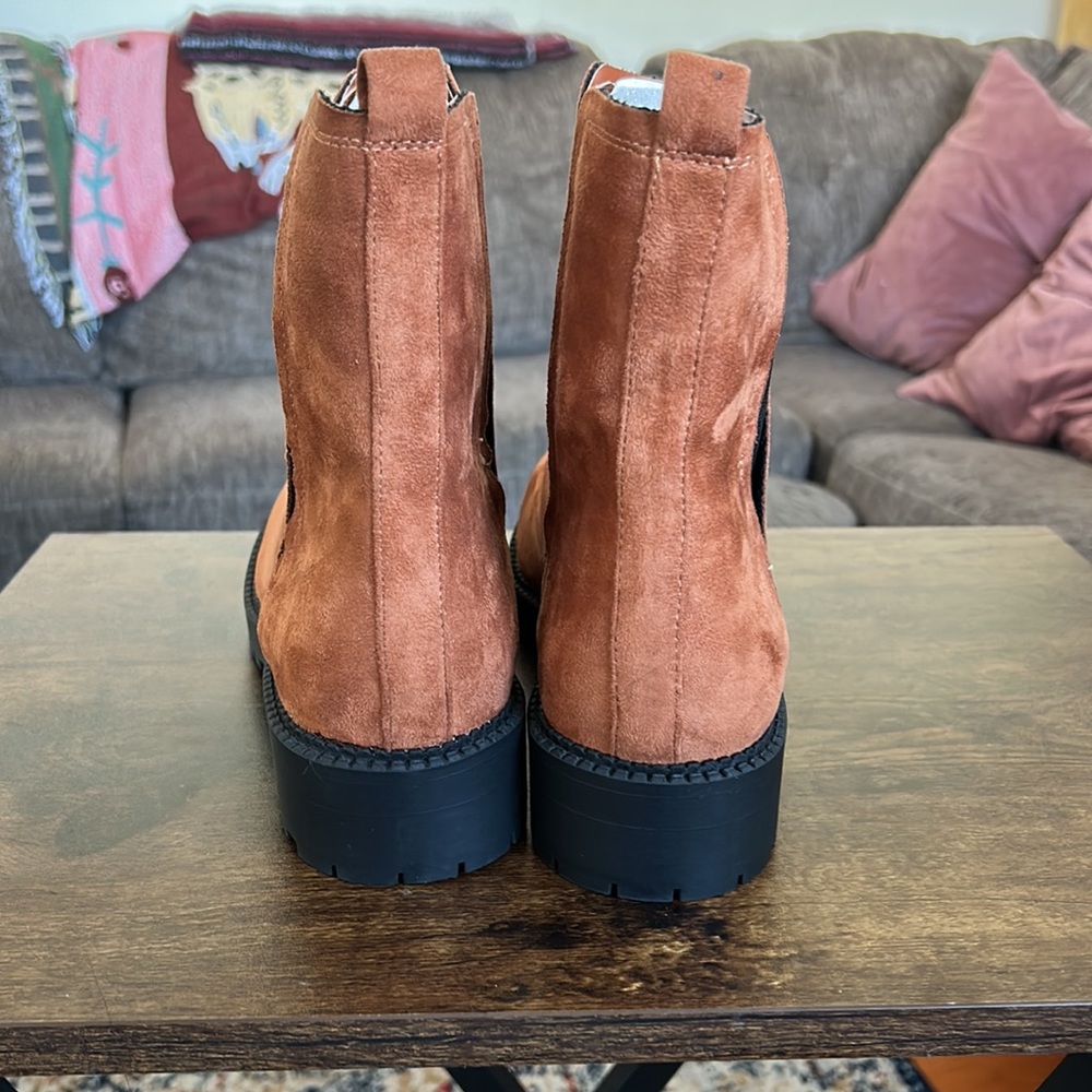 Chelsea Boot - Picture 2 of 6